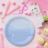 Assiettes En Carton Bateau à voile blanc dans le lac sur le ciel bleu (Fête)