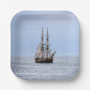 Assiettes En Carton Bateau de pêche nautique sous un ciel bleu