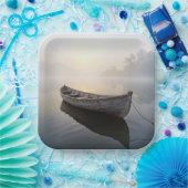 Assiettes En Carton Bateau en bois rustique sur un lac calme (Fête)