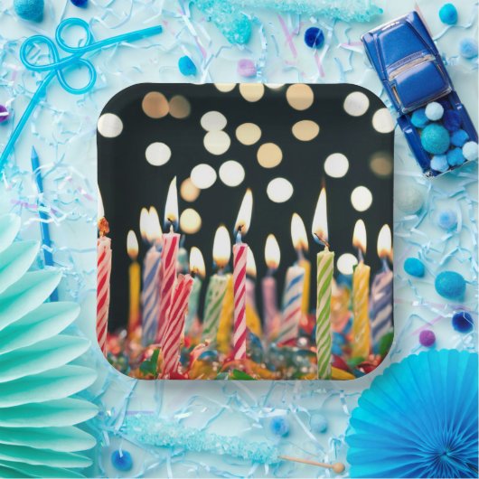 Assiettes En Carton Beaucoup de bougies d'anniversaire sur un gâteau (Fête)