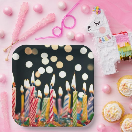 Assiettes En Carton Beaucoup de bougies d'anniversaire sur un gâteau (Fête)