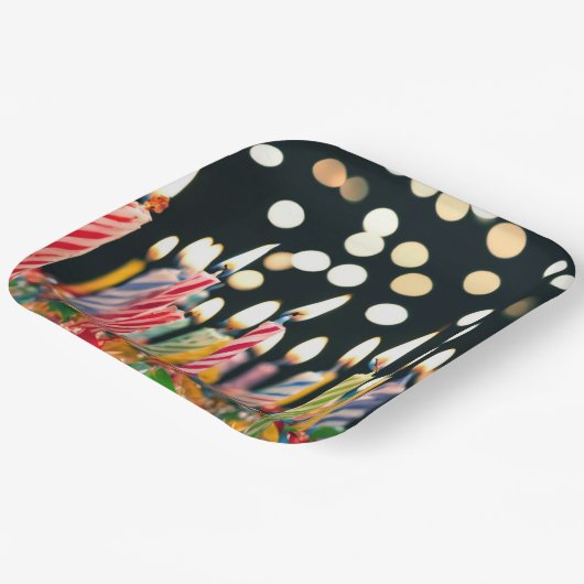 Assiettes En Carton Beaucoup de bougies d'anniversaire sur un gâteau (Angulaire)