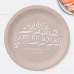 Assiettes En Carton Bébé à bord surf Baby shower rose<br><div class="desc">Un thème "bébé à bord" baby shower fille avec des lignes blanches avec soleil,  et des vagues. Texte blanc. L'Arrière - plan est rose.</div>