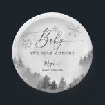 Assiettes En Carton Bébé Il fait froid dehors Gray Snowflakes Douche<br><div class="desc">Plaque de papier baby shower rustique avec aquarelle illustrant la montagne enneigée avec la forêt de pins et les flocons de neige gris. Le texte dit "bébé il fait froid dehors."</div>