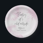 Assiettes En Carton Bébé Il fait froid dehors rose Aquarelle Douche<br><div class="desc">Elégante plaque de papier baby shower avec une texture d'aquarelle en rose qui dit "bébé il fait froid dehors" avec des flocons de neige brillants blancs. Idéal pour une douche d'enfant en hiver.</div>