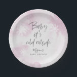 Assiettes En Carton Bébé Il fait froid dehors rose Aquarelle Douche<br><div class="desc">Elégante plaque de papier baby shower avec une texture d'aquarelle en rose qui dit "bébé il fait froid dehors" avec des flocons de neige brillants blancs. Idéal pour une douche d'enfant en hiver.</div>