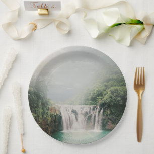 Assiettes En Carton Belle cascade dans une forêt de montagne