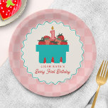 Assiettes En Carton Berry 1er Anniversaire Panier de fraises Checkerbo<br><div class="desc">"Berry First Birthday" thème de fête de premier anniversaire de fraises avec illustration du panier de marché de l'agriculteur de fraises surmonté d'une bougie. Bordure est un damier rose avec un design bleu ondulé.</div>