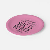 Assiettes En Carton Bien qu'elle ne soit que petite, Elle est farouche (Angle)