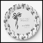 Assiettes En Carton Black Bow Elle Attache La Fête des mariées de noeu<br><div class="desc">Donnez le ton pour une douche nuptiale sans effort avec ces plaques en papier Black Bow She's Tying The Knot. Orné d'un délicat motif d'arc aquarelle dans des teintes noires douces, ce design apporte un charme raffiné à votre célébration. Parfaites pour servir des douceurs, des hors-d'oeuvre ou un brunch nuptial...</div>