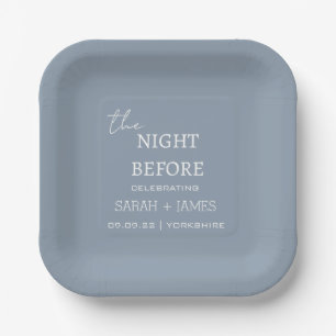Assiettes En Carton Bleu poussiéreux la nuit avant un mariage élégant