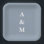 Assiettes En Carton Bleu Poussiéreux Monogrammes Initiale Élégant Mari<br><div class="desc">Conçu avec un modèle de texte pour les initiales monogrammées que vous pouvez personnaliser ! Vous pouvez également changer la couleur de fond comme vous le souhaitez.</div>