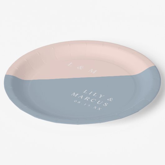 Assiettes En Carton Blush Dusty Blue Moderne Élégant Mariage Monogramm (Angle)