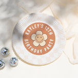 Assiettes En Carton Boho Daisy Super Retro Fille fête d'anniversaire<br><div class="desc">Ajoutez un peu de plaisir à votre fête d'anniversaire avec ces plaques super en papier! Fabriqué pour correspondre à notre collection Super de Fête d'anniversaire de la Fille du Boho Let's Party, ce design présente une fleur de marguerite souriante contre un arrière - plan à damiers ondulé. Cliquez sur "Personnalisez...</div>