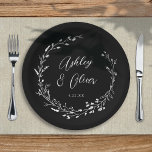 Assiettes En Carton Boho rustique Fleur sauvage noir Mariage botanique<br><div class="desc">Cette élégante plaque en papier de mariage est ornée d'un arrière - plan noir chic avec une couronne de fleur sauvage dessinée à la main et une élégante typographie en blanc. C'est un design parfait pour un mariage rustique mais élégant et coordonne avec notre collection Rustic Fleur sauvage... Voir la...</div>