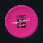 Assiettes En Carton Bonbon 16 seize plats noirs de rose de fête<br><div class="desc">Bonbon 16 seize plats roses de fête d'anniversaire et noirs au néon. Approvisionnements jetables de partie pour anniversaire de filles le seizième. Félicitations message et nom de Personalizable d'enfant.</div>