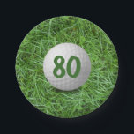 Assiettes En Carton Boule de golf 80th Birthday sur plaque de papier d<br><div class="desc">Numéro 80 sur balle de golf blanc sur herbe verte pour la fête d'anniversaire du golfeur. L'âge d'anniversaire peut être modifié.</div>