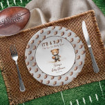Assiettes En Carton Boy Bearly Wait Baby shower de football américain<br><div class="desc">Joli thème sportif "C'est un garçon et on peut attendre vite !" Teddy Bear American Football Player Boy Baby shower design.</div>