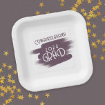 Assiettes En Carton Brush Strokes Abstrait Félicitations Grad<br><div class="desc">Ces plaques de papier de fête de graduation comportent le texte "Félicitations 2024 Grad" et est accentué avec des touches de pinceau violet foncé.</div>