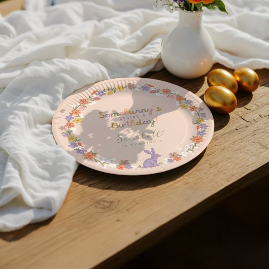 Assiettes En Carton Bunny de Pâques floral Somebunny a un anniversaire