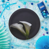 Assiettes En Carton Calla ment sur un arrière - plan sombre (Fête)