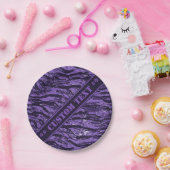 Assiettes En Carton Camo à rayures violettes avec texte personnalisé (Fête)