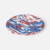 Assiettes En Carton Camo rouge et bleu détendu (Angle)