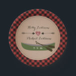 Assiettes En Carton Canot Plaid   Flèches Mariage rustique<br><div class="desc">Plaques illustrant un canot et un coeur entre deux flèches. L'Arrière - plan est rouge et noir plaid.</div>