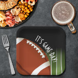 Assiettes En Carton Carré de la journée de football<br><div class="desc">Plaques personnalisables en 2 TAILLES - Dîner 9" et Snack 7" avec un football sur les lignes de terrain de football et les mots "It's Game Day!" CORRESPONDRE des articles dans notre magasin.</div>