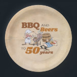 Assiettes En Carton Cartoon BBQ Et Bières 50e Anniversaire Rustique<br><div class="desc">Plaque de papier texturé rustique avec un thème de fête du barbecue et des bières pour célébrer le 50e anniversaire, avec deux personnages de dessin animé par le grill et boire de la bière directement du tonneau. Les années 50 peuvent être modifiées pour convenir par exemple 40ème ou 60ème anniversaire....</div>