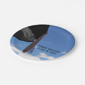 Assiettes En Carton Casquette noire de Graduation dans le ciel (Angle)