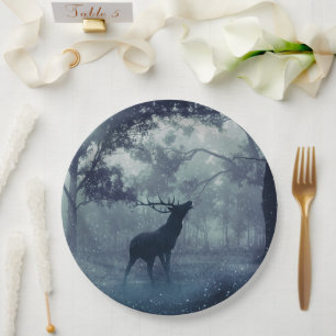 Assiettes En Carton Cerf avec Antlers dans une forêt ombragée