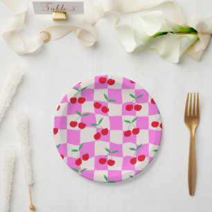 Assiettes En Carton Cerises à carreaux sur des damiers roses tordus