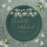 Assiettes En Carton Chaîne Lights Signature Script Vert Mariage Or<br><div class="desc">Élégantes plaques en papier vert émeraude et or mariage avec de jolies lampes à cordes,  des noms de style signature et votre date de mariage spécial. Conçu par Thisisnotme©</div>