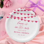 Assiettes En Carton Chaîne pendante Fête des mariées de coeur d'amour<br><div class="desc">Célébrez dans le style avec ces douches nuptiales modernes et très tendance ou plaques en papier mariage. Ce design est facile à personnaliser avec votre libellé d'événement spécial et vos invités seront ravis quand ils verront ces fabuleuses assiettes. Les éléments correspondants se trouvent dans la collection.</div>