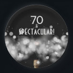 Assiettes En Carton Champagne & Sparkler 70 & Plaques de papier specta<br><div class="desc">70 & Plaques en papier spectaculaires avec bouteille de champagne, lumières floues scintillantes et bokeh sur un arrière - plan noir - en 2 TAILLES. CUSTOMISEZ avec vos propres détails et votre âge. Utilisez ceci comme modèle pour un 21ème, 30ème, 40ème, 50ème, 60ème, 70ème, 80ème, 90ème, 100ème anniversaire. Un produit...</div>