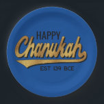 Assiettes En Carton Chanukah Happy Retro<br><div class="desc">Chanukah Happy Retro Plaques de papier. Remplacez le texte par votre propre message. Utilisez votre style de police, votre couleur et votre taille préférés. La couleur Arrière - plan peut être changée. Merci de vous être arrêté et de faire du shopping. Très apprécié ! Joyeux Chanoukah/Hanoukka ! Taille et style...</div>