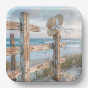 Assiettes En Carton Chapeau de soleil sur une clôture de plage