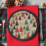 Assiettes En Carton Charme vintage : Motif d'arbre de Noël<br><div class="desc">Enveloppez vos cadeaux de vacances dans une élégance intemporelle avec nos assiettes en papier "Vintage Charm", ornées d'un motif de nostalgique inspiré de motifs de Noël classiques. Contre un arrière - plan de papier rustique, des dessins enchanteurs sur les lignes des arbres de Noël en jaune, vert, rouge et noir...</div>