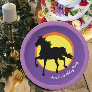 Assiettes En Carton Cheval noir courant sauvage dans le coucher du sol