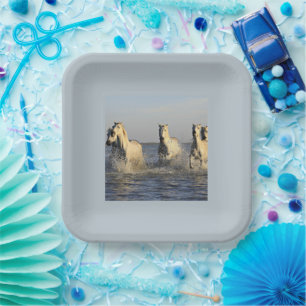 Assiettes En Carton Chevaux blancs courant dans l'eau