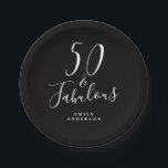 Assiettes En Carton Chic 50 Fabulous Black White 50e anniversaire<br><div class="desc">Célébrez le 50e anniversaire de votre 50e anniversaire avec ce design moderne en noir et blanc, une élégante plaque de papier du 50e anniversaire que vous pouvez tout simplement personnaliser pour célébrer votre 50e anniversaire. Les mots cinquantaine et fabuleux sont mis à l'aide d'élégantes calligraphies de script et de typographie...</div>