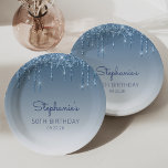 Assiettes En Carton Chic Blue Parties scintillant Drip 50th Birthday P<br><div class="desc">Ces élégantes assiettes en papier de fête du 50e anniversaire chic présentent une bordure brillante bleue imitant la parties scintillant et un arrière - plan bleu sombre. Personnalisez-les avec le nom de l'invitée d'honneur en écriture manuscrite bleue,  avec son anniversaire et la date ci-dessous en police sans serif.</div>