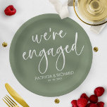 Assiettes En Carton Chic Calligraphy Nous sommes engagés Engagement Pa<br><div class="desc">Une plaque de papier élégante de fiançailles de calligraphie. Facile à personnaliser avec vos détails. PERSONNALISATION : Si vous avez besoin de personnalisation de la conception,  veuillez me contacter par conversation ; si vous avez besoin d'informations sur votre commande,  les options d'expédition,  etc,  veuillez contacter directement Zazzle support.</div>