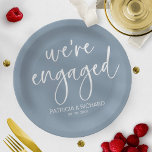 Assiettes En Carton Chic Calligraphy Nous sommes engagés Engagement Pa<br><div class="desc">Une plaque de papier élégante de fiançailles de calligraphie. Facile à personnaliser avec vos détails. PERSONNALISATION : Si vous avez besoin de personnalisation de la conception,  veuillez me contacter par conversation ; si vous avez besoin d'informations sur votre commande,  les options d'expédition,  etc,  veuillez contacter directement Zazzle support.</div>