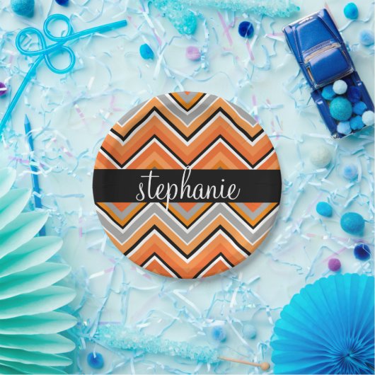 Assiettes En Carton Chic Chevron Motif noir gris orange avec nom (Fête)