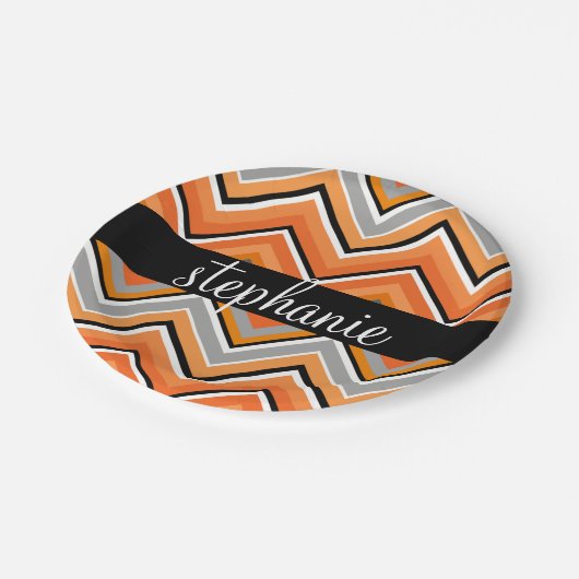 Assiettes En Carton Chic Chevron Motif noir gris orange avec nom (Angle)