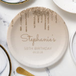 Assiettes En Carton Chic Gold Parties scintillant Drip 50th Birthday P<br><div class="desc">Ces élégantes assiettes en papier de fête du 50e anniversaire chic présentent une bordure brillante en or fausse parties scintillant et un arrière - plan doré. Personnalisez-les avec le nom de l'invitée d'honneur en écriture manuscrite marron doré,  avec son anniversaire et la date ci-dessous en caractères sans serif.</div>