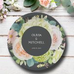 Assiettes En Carton Chic Mariage de fleurs d'aquarelle<br><div class="desc">Belle aquarelle d'hydrangées blanches et vertes avec roses roses et crème,  marguerites,  petites fleurs et feuilles,  créez ces plaques de papier pour votre mariage,  douche nuptiale,  fête de fiançailles,  avec vos détails en lettrage blanc chic sur un arrière - plan sombre. CORRESPONDRE des articles dans notre magasin.</div>