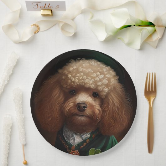 Assiettes En Carton Chien de caniche en tenue de jour St. Patrick (Mariage)